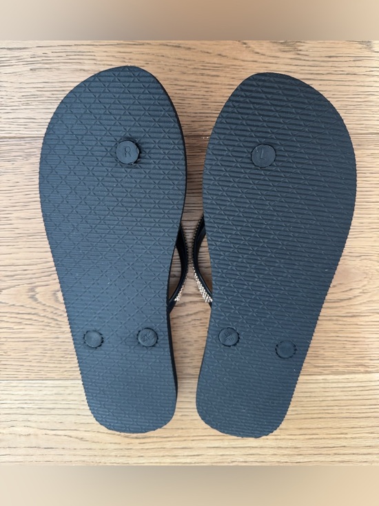 Juicy Couture Rose Gold Flip Flops - Picture 4 of 4